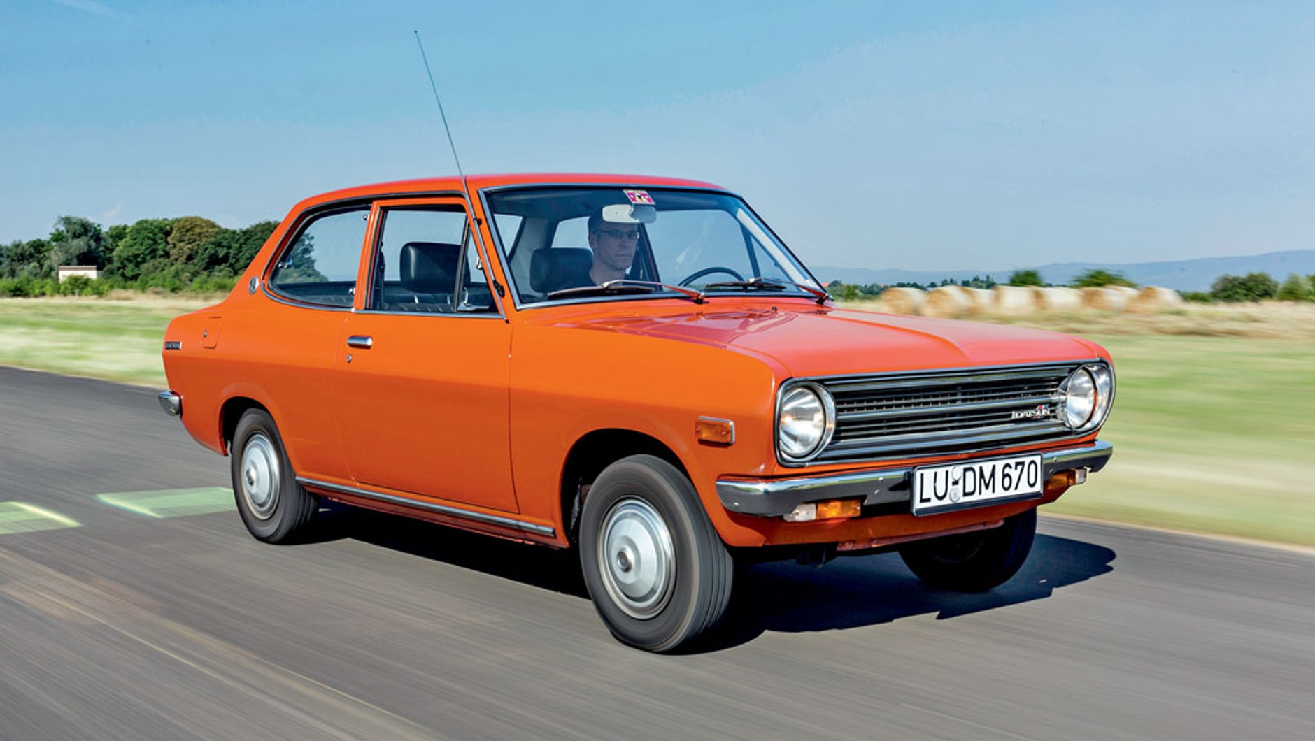 Kiedy patrzy się na Datsuna 1200, od razu ma się wrażenie, że jest to udana kopia. Szkoda, bo z tego powodu cierpi nieco prawdziwy charakter japońskiego kompaktu