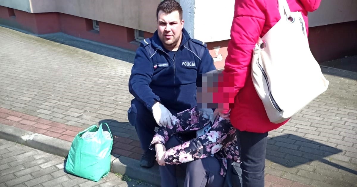 Obraz pochodzący z serwisu https://pomorska.policja.gov.pl/pom/informacje/wiadomosci/132558,Policjanci-z-drogowki-pomogli-kobiecie-ktora-stracila-przytomnosc-na-ulicy.html