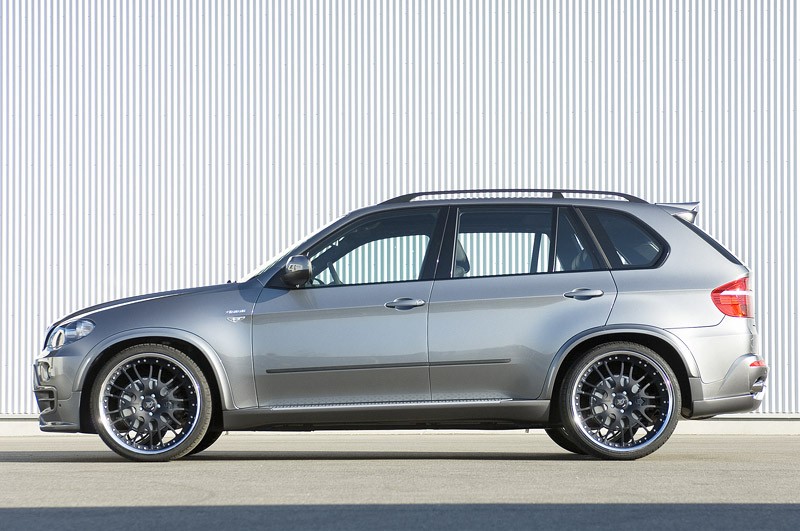 BMW X5 (E70) nie wygląda jak auto, które może być już pełnoletnie. Zawiść sąsiadów niewykluczona.