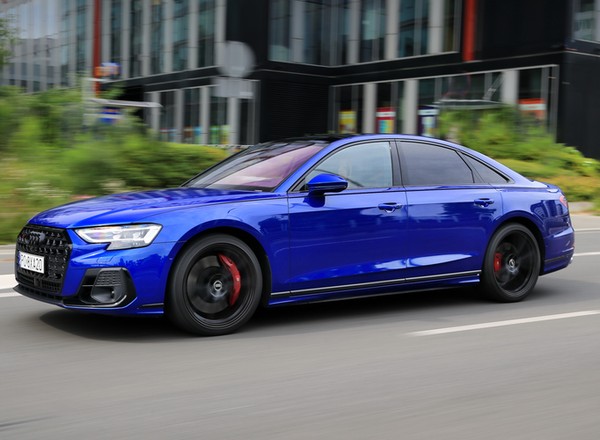 Limuzyna dla prezesa, któremu się spieszy. Testujemy Audi S8