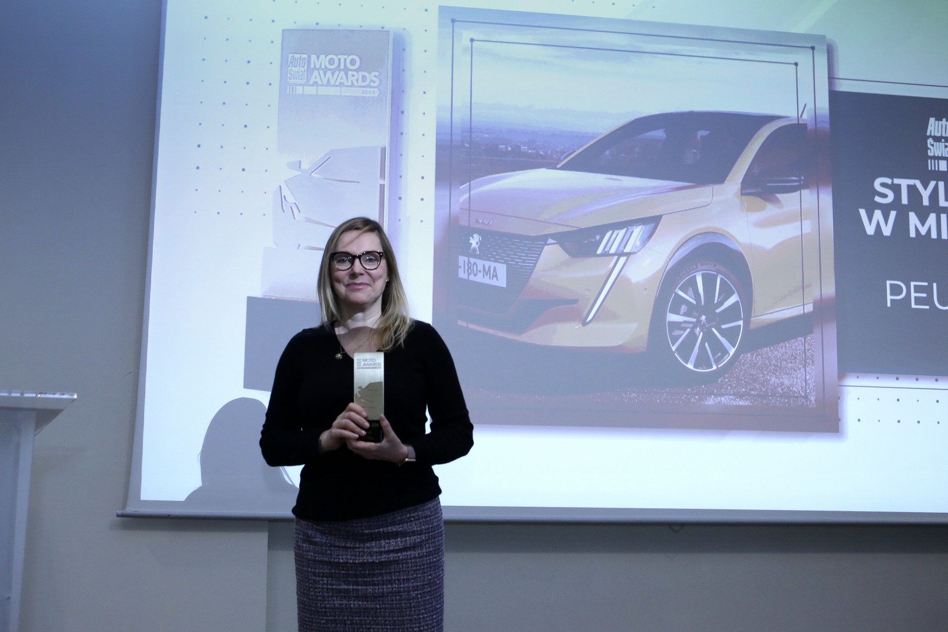 Ewa Milczarek-Vaubourg – dyrektor marketingu grupy PSA w Polsce – odbiera statuetkę za wygraną  Peugeota 208 w plebiscycie Moto Awards 2019 w kategorii: „Stylowo w mieście”.