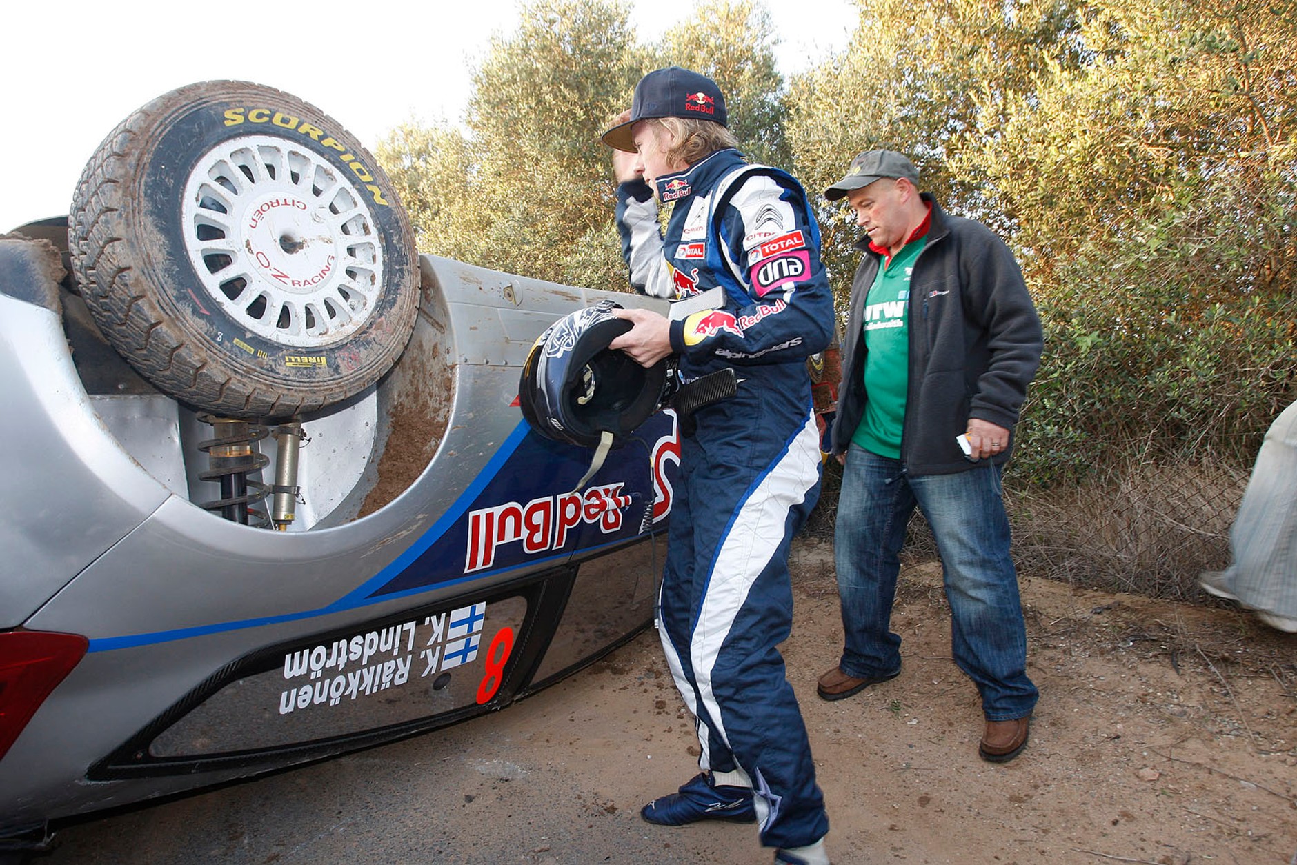Rajd Hiszpanii 2010: jak ratowali po wypadku Räikkönena (zdjęcia: Rallyworld©Willy Weyens)