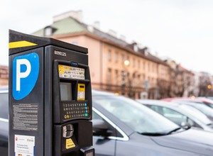 Kierowcy elektryków chętnie korzystają z tego przywileju. W Warszawie widać to najwyraźniej