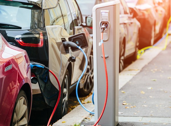 Pojazdy elektryczne coraz popularniejsze. Tylko czy są bezpieczne dla zdrowia? Jest odpowiedź Ministerstwa Zdrowia