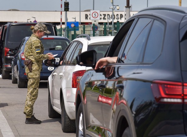 Granica z Ukrainą -  kolejka osobówek na 11 km i pięć dni czekania. To auta sprowadzane  bez podatków