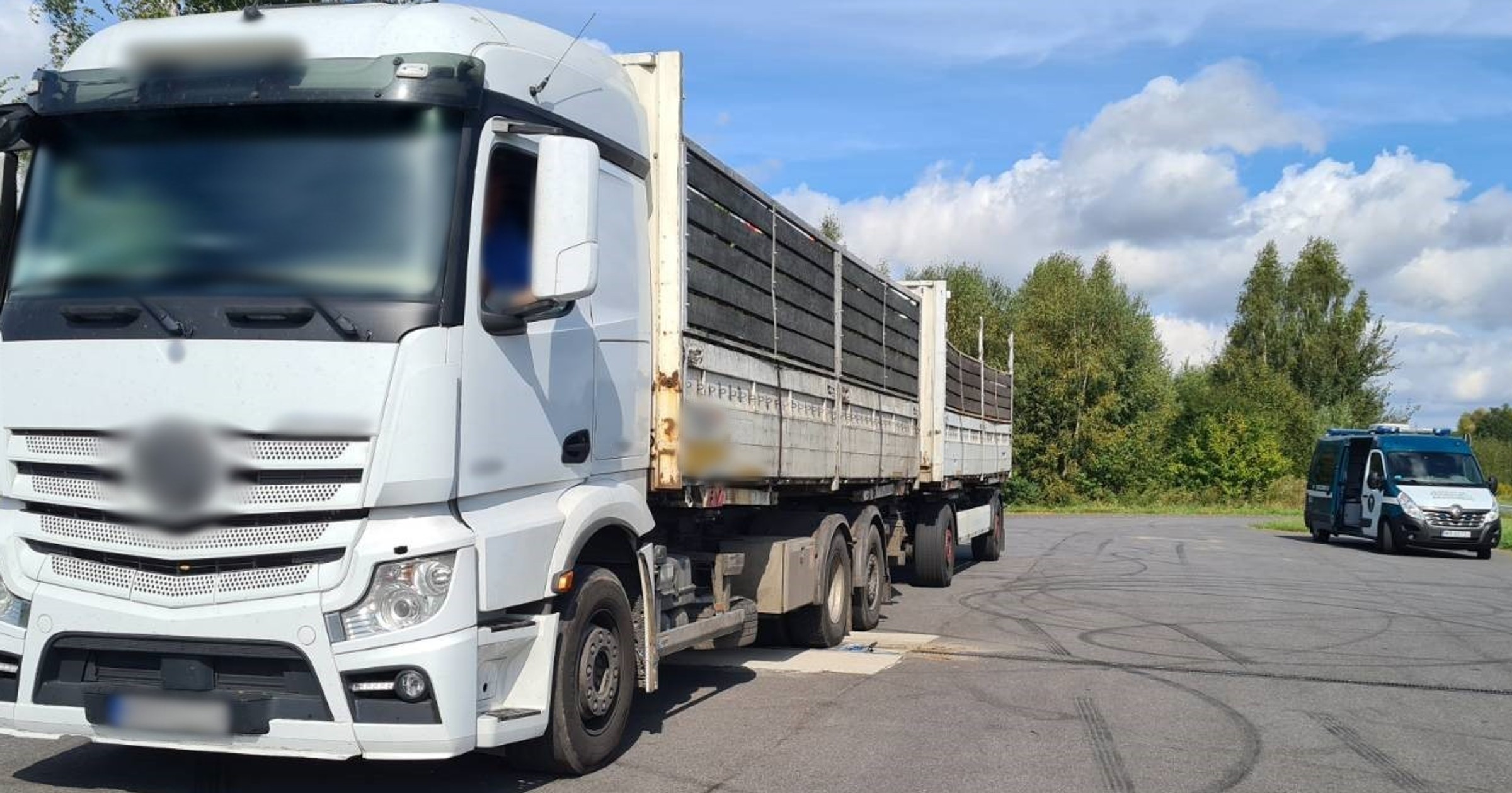 Za ciężki zespół pojazdów z przewożonymi jabłkami zatrzymany do kontroli przez patrol mazowieckiej Inspekcji Transportu Drogowego
