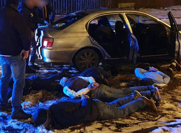 Włamywali się do aut i kradli torebki. Policja zatrzymała sześciu mężczyzn