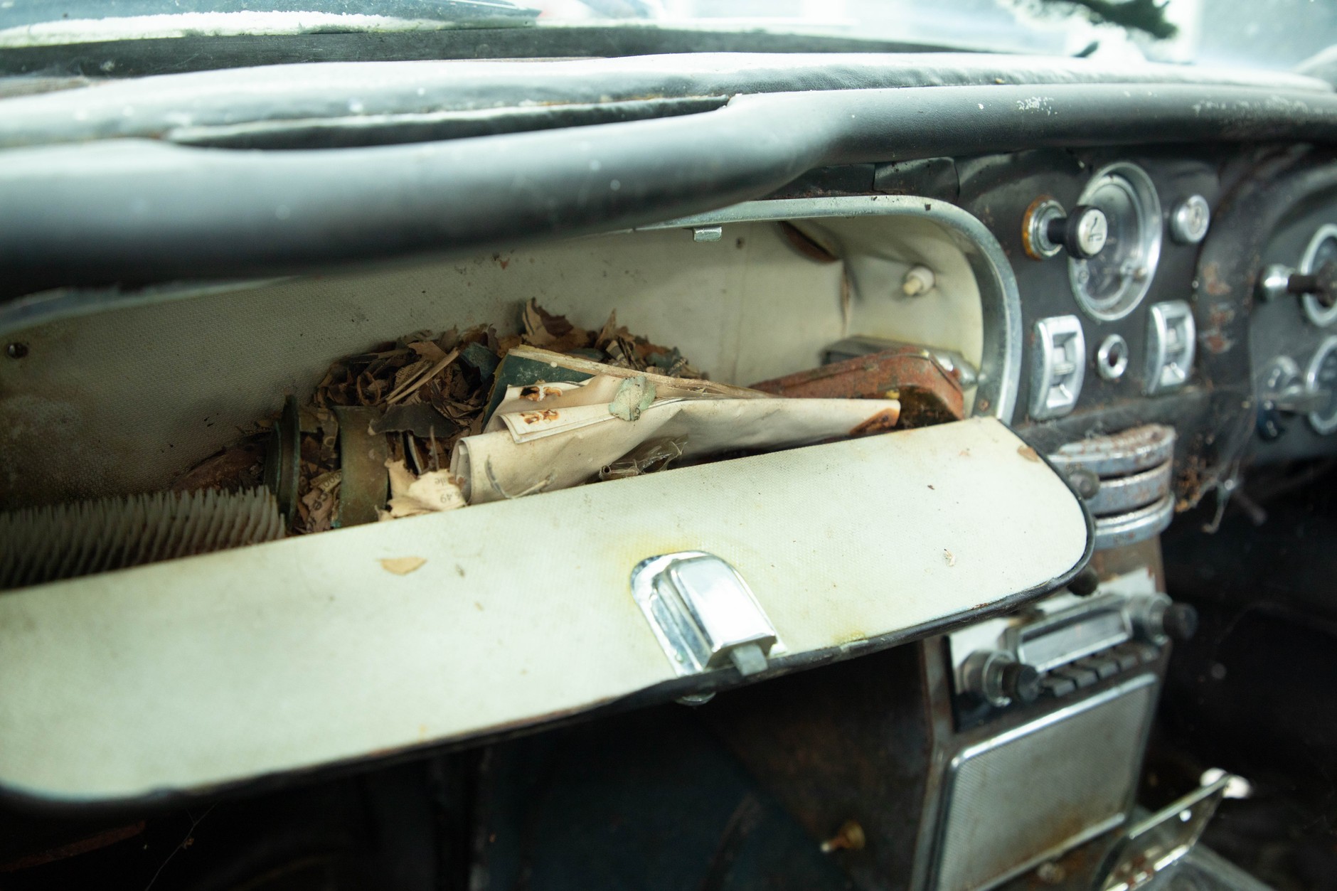 Aston Martin DB5 Vantage z 1965 r. wyremontowany po 45-letnim postoju na dworze