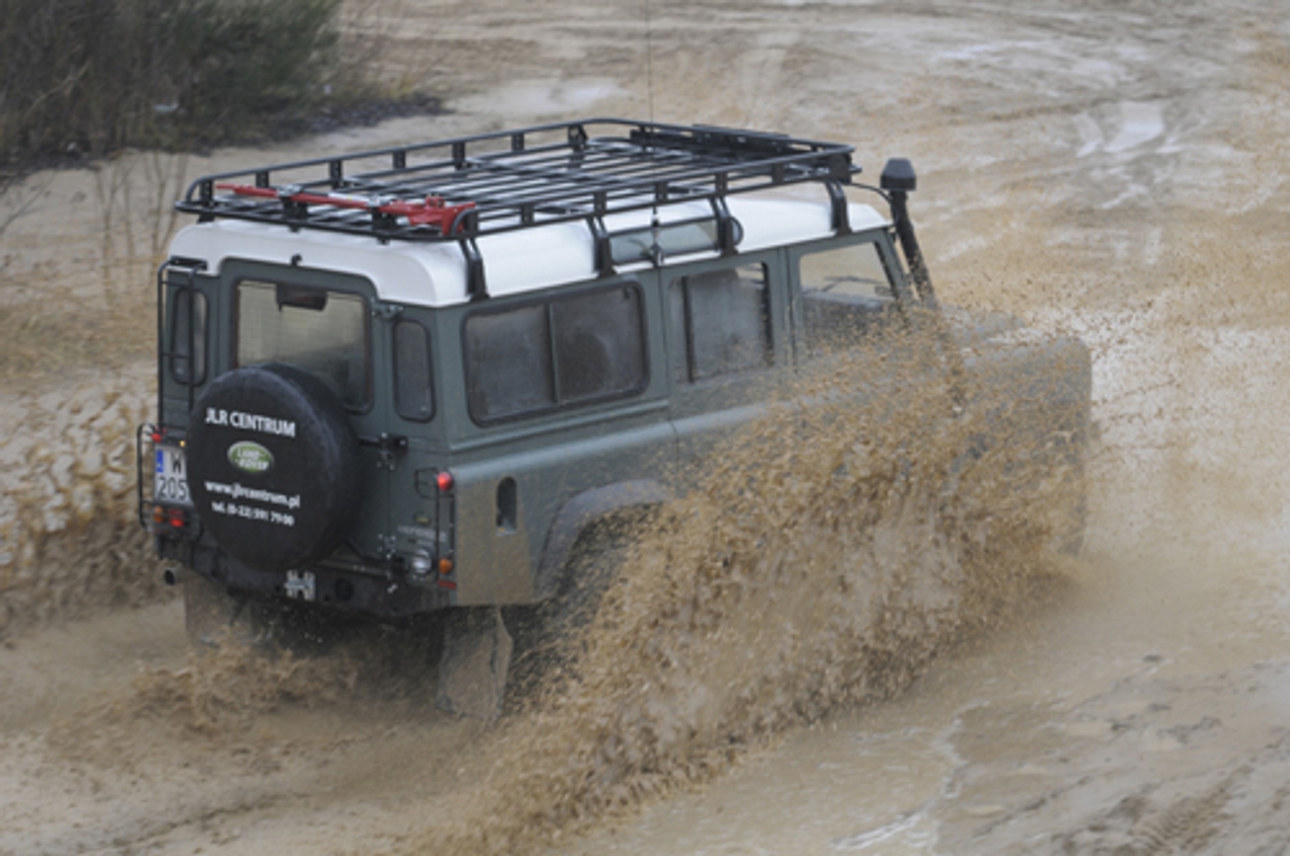 Toyota Land Cruiser HZJ 76 kontra Land Rover Defender 2.4 TD. Auta dla prawdziwych twardzieli