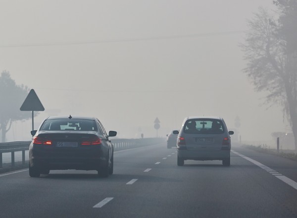 Spadł deszcz i znów się zaczęło. Kierowcy nie wiedzą, kiedy korzystać z tego przełącznika
