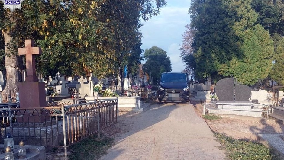 Kierujący karawanem pogrzebowym potrącił na cmentarzu kobietę