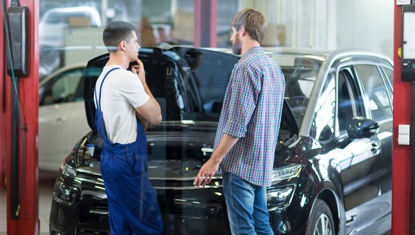 Tego nie znoszą mechanicy! Czy też tak robisz, wstawiając auto do warsztatu?
