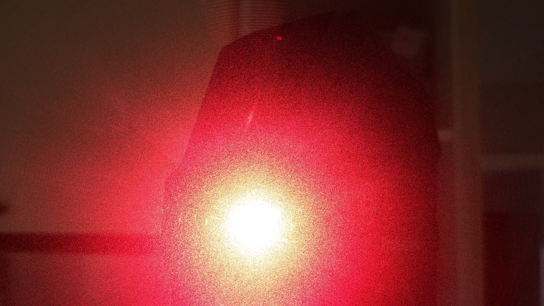 Nie patrz w światło lasera ani nie świeć innym po oczach – można w ten sposób uszkodzić wzrok!