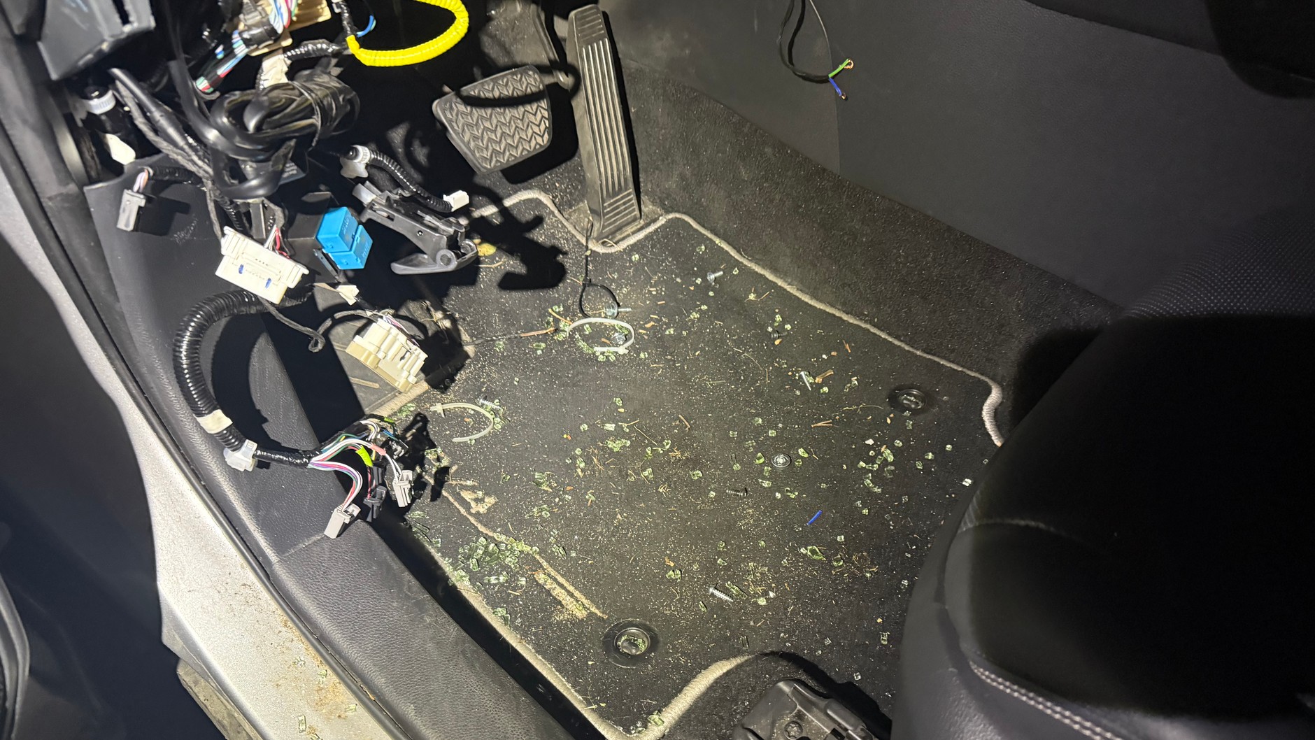 Samochód po próbie ktradzieży przez złodziei-amatorów