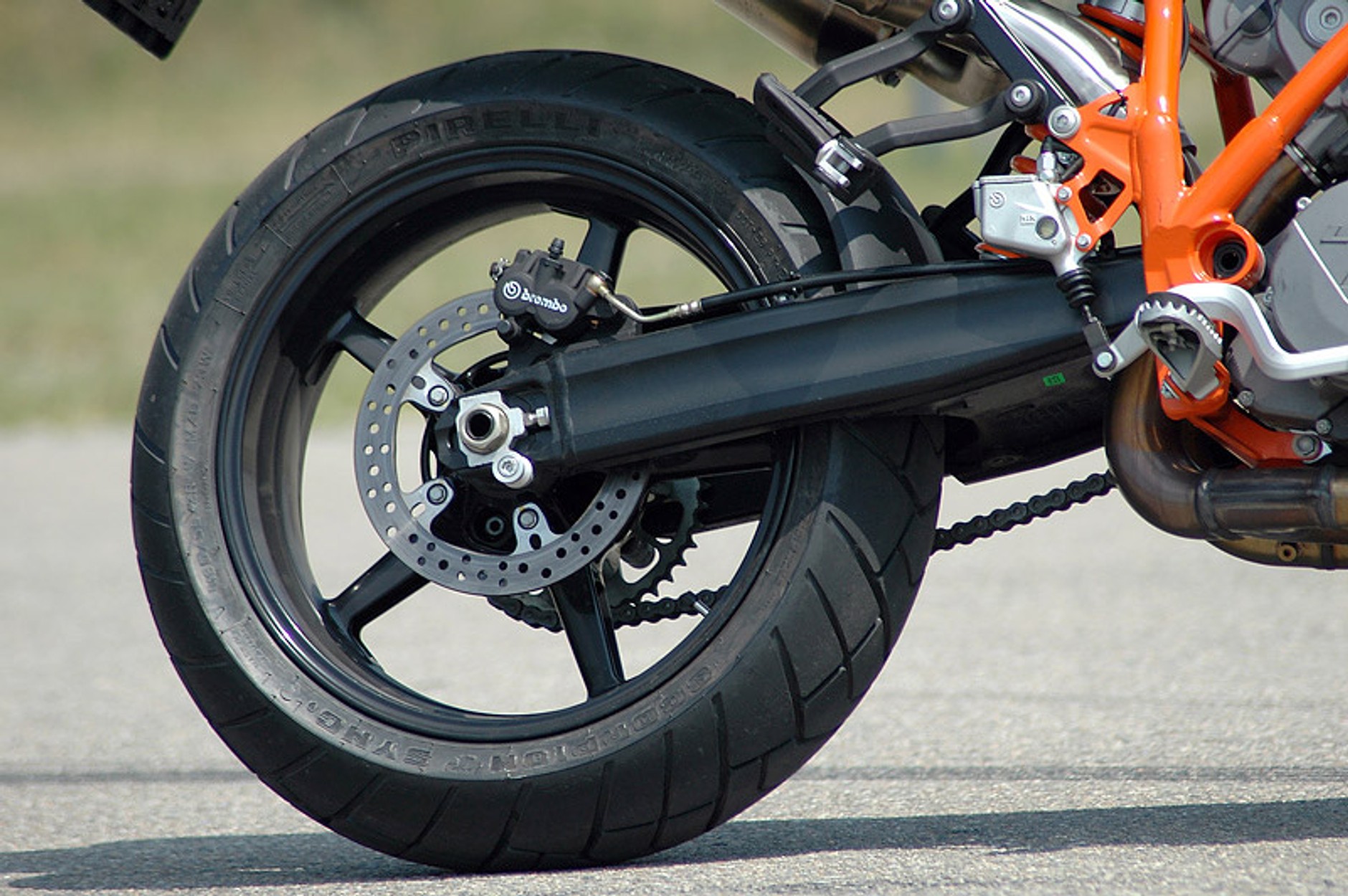 KTM 950 Supermoto R: duży dzikus (test)