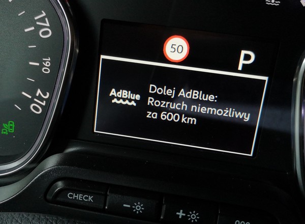 Problemy z AdBlue - jak zatankować, by nie zepsuć auta i nie przepłacić?