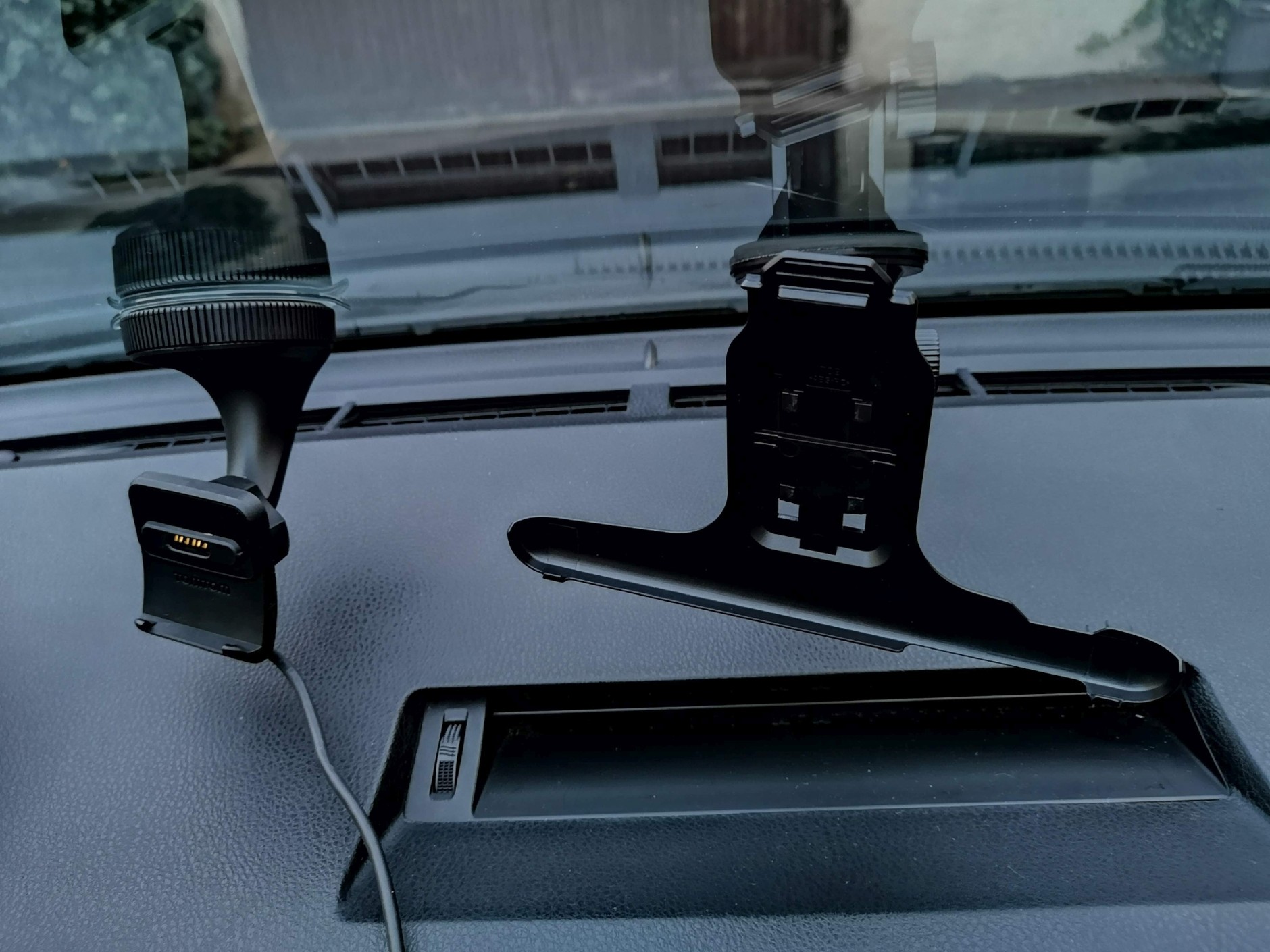 Tablet kontra tradycyjna nawigacja: Navitel T505 Pro i TomTom GO Discover 7