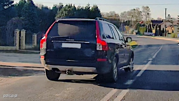 Jechała pijana z synem w aucie bez przedniej opony!