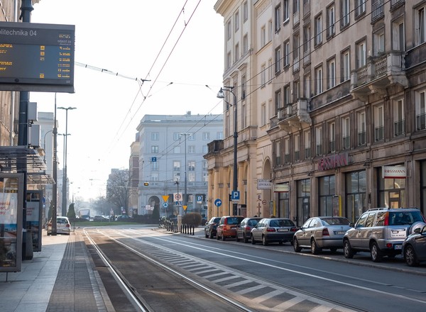 Nie ma aut na ulicach, jest smog. Jak to możliwe?