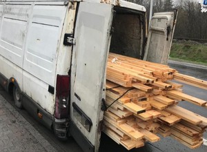 Jechał autem w fatalnym stanie i zlekceważył polecenie policji. Dostał mandaty na ponad 2 tys. zł