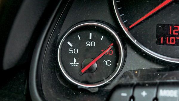 Silnik samochodu grzeje się w korku? Zastosuj prosty trik