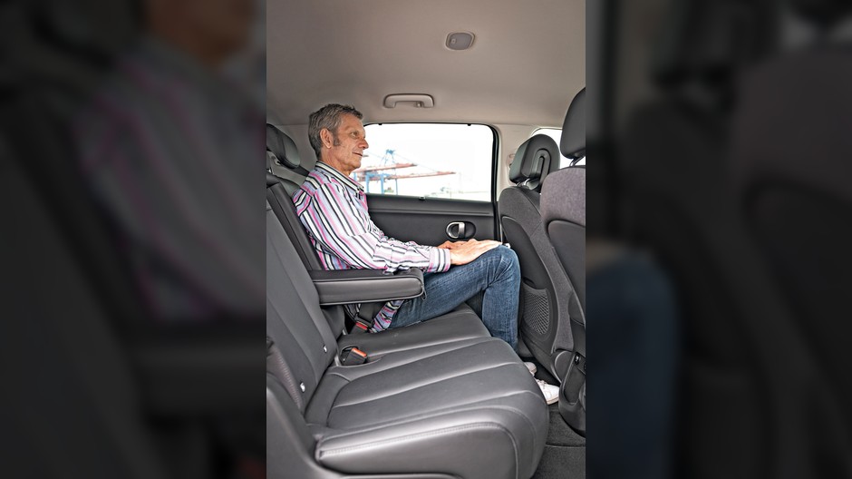 Hyundai Ioniq 5 2022 - bardzo dużo miejsca z tyłu, choć kanapa, jak to w elektrykach, za nisko nad podłogą. Fantastyczna szerokość kabiny.