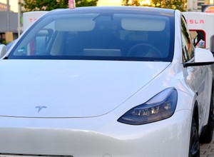Kibic z Niemiec przyjechał Teslą do Polski. Mówi, że z elektryka skorzystał pierwszy i ostatni raz