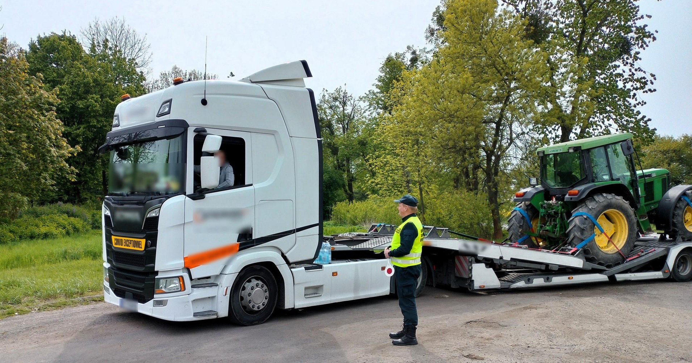 Kierowca, robiąc zakupy, zapomniał spakować wodę do kabiny i w ten sposób przejechał prawie sto kilometrów