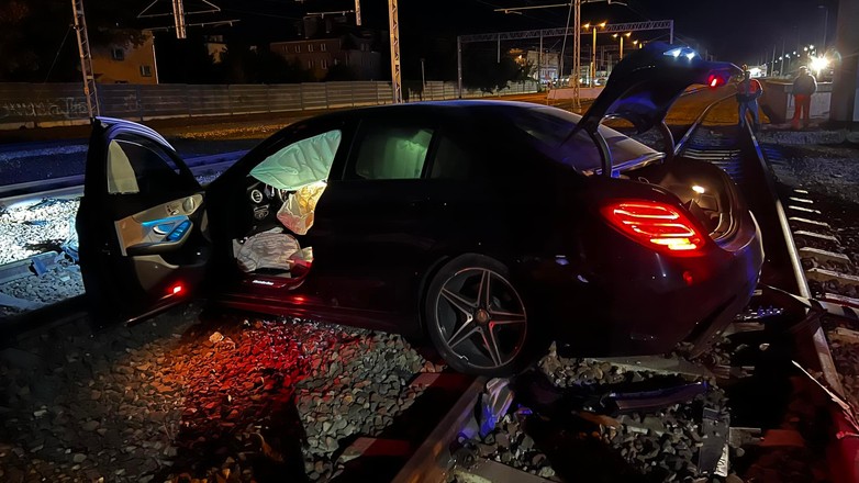 Legionowo: Kierowca porzucił Mercedesa na torach w trakcie pościgu