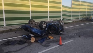 21-latek w BMW dachował na autostradzie. Groźny wypadek na A1