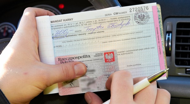 Na lotnisku dowiedział się, że jest ścigany za wykroczenie drogowe. Koszmarny w skutkach błąd policji i sądu