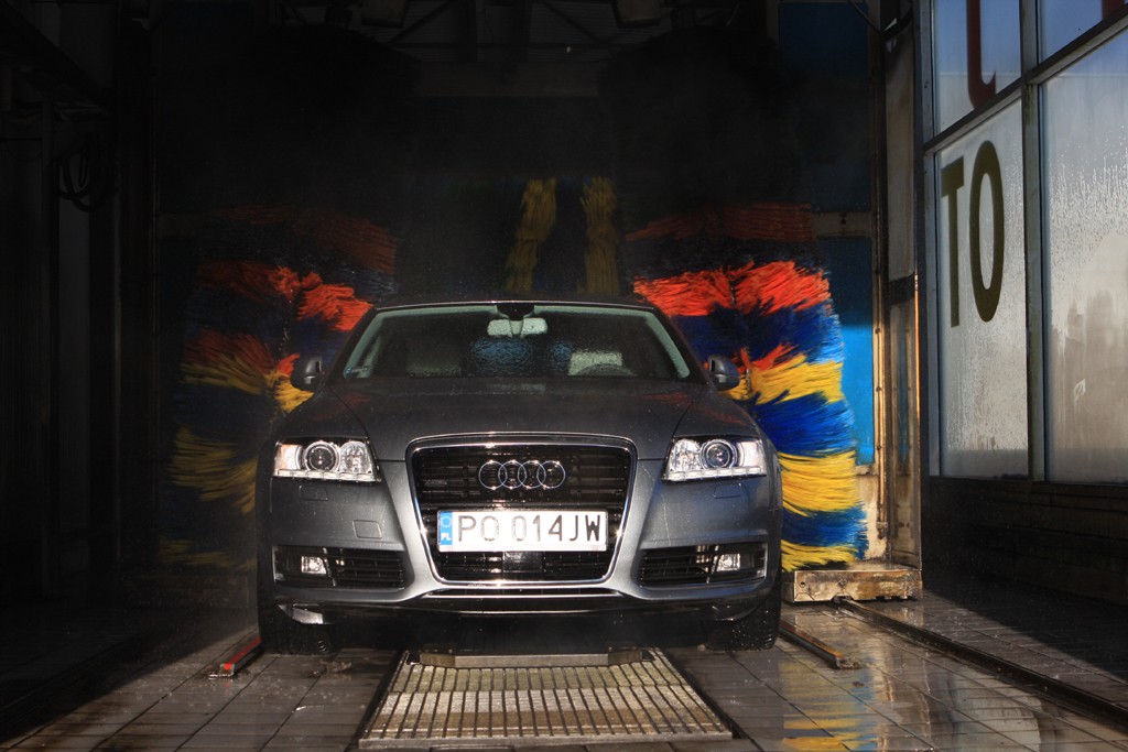 Czas zmyć z auta pozostałości po zimie