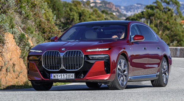 Nowe BMW serii 7 szokuje wyglądem, ma diesla pod maską i wielki telewizor w kabinie