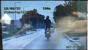 Ten motocyklista aż się prosił o interwencję policji. Wysoka kara dla 21-latka [WIDEO]