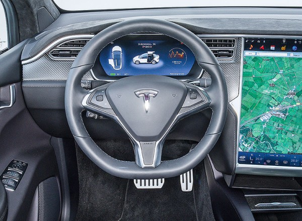 Tesla dostanie funkcję samodzielnej jazdy jeszcze w tym roku. Jest haczyk