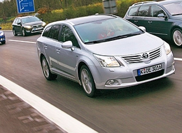 Nowa Toyota Avensis kontra VW Passat, Ford Mondeo i Mazda 6 - Porównanie szybkich i pojemnych ekspresowych kombi