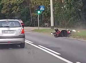 Kierowcy zablokowali uciekające z miejsca wypadku BMW