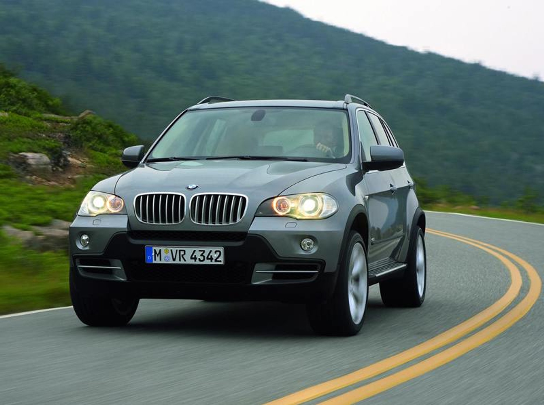 Nowe BMW X5: oficjalne zdjęcia i kompletne informacje