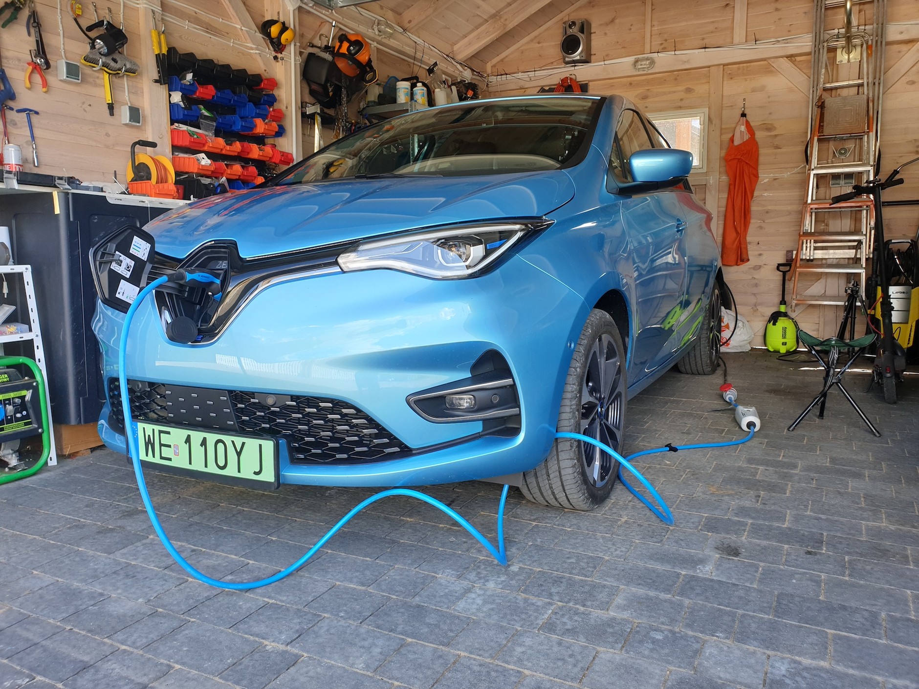Aby szybko ładować auto elektryczne w domowym garażu, potrzebny jest albo tzw. wallbox, albo ładowarka podłączana do gniazda 3-fazowego. Plus takiego rozwiązania: energia dla gospodarstw domowych jest tańsza niż ta kupowana w komercyjnych ładowarkach.  
