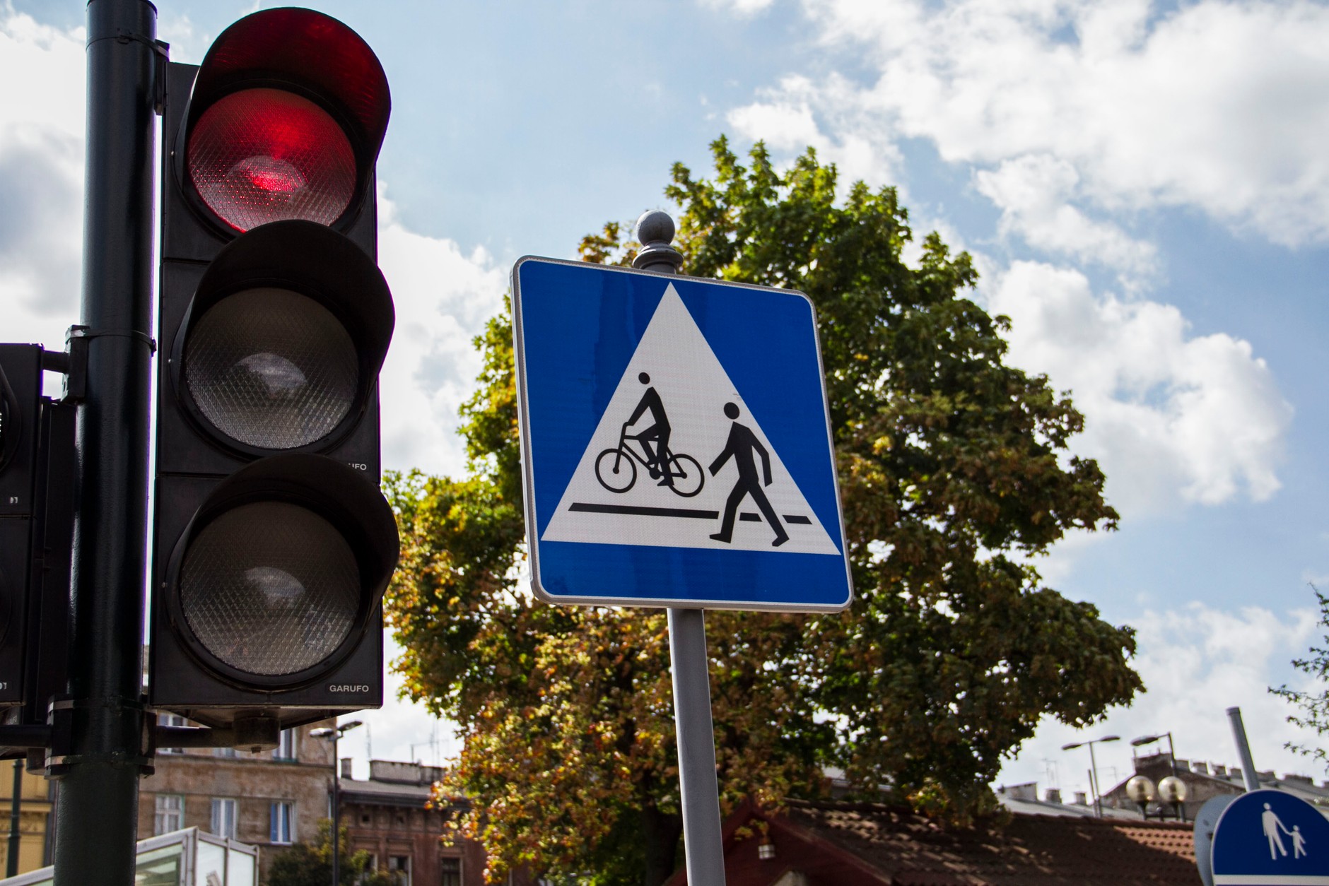 Przejście dla pieszych i dla rowerzystów z reguły ma sygnalizację złożoną z dwóch świateł. Na ścieżkach rowerowych biegnących wzdłuż jezdni, rowerzyści też mogą mieć dodatkowe żółte światło