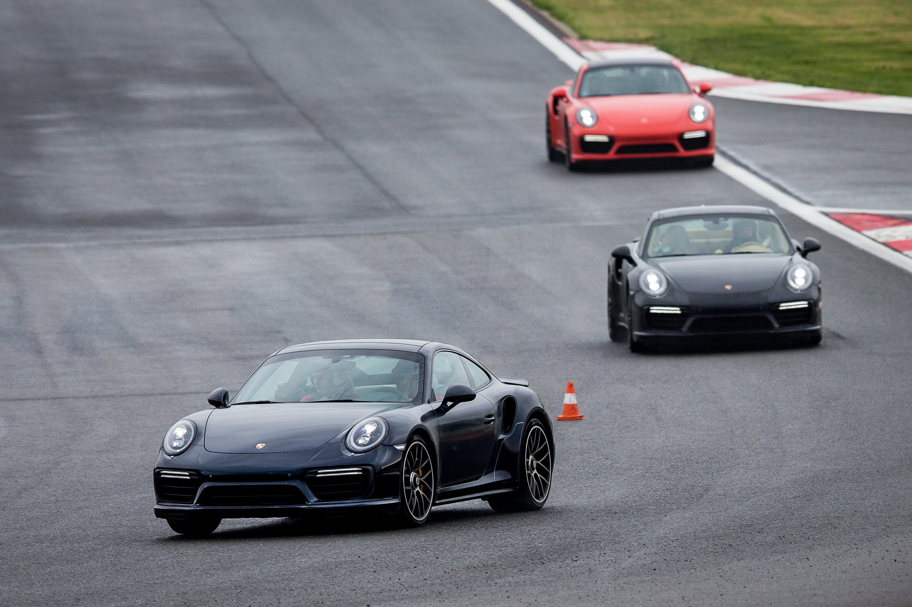 Porsche Carrera S i Turbo S na torze Istanbul Park