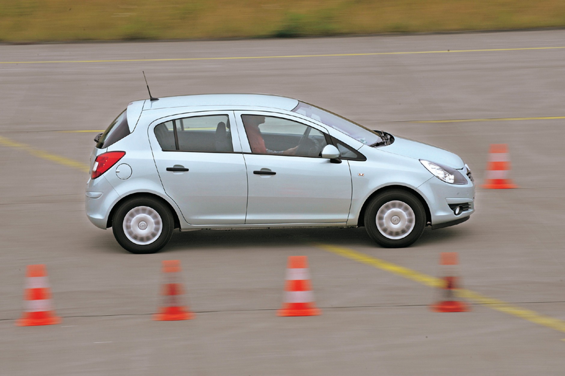 Nowy Volkswagen Polo kontra benzynowa konkurencja - Czy okaże się lepsze od Fiesty, Jazza, i20, Corsy i Clio?