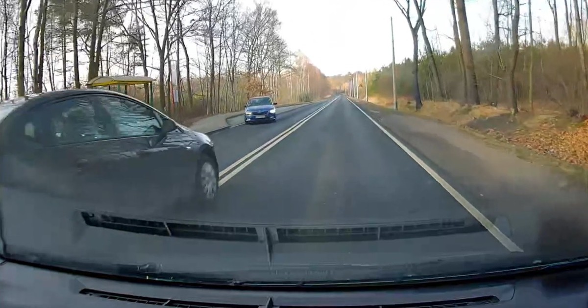Opel Astra i Skoda Fabia z nagrania jadące na "czołówkę"