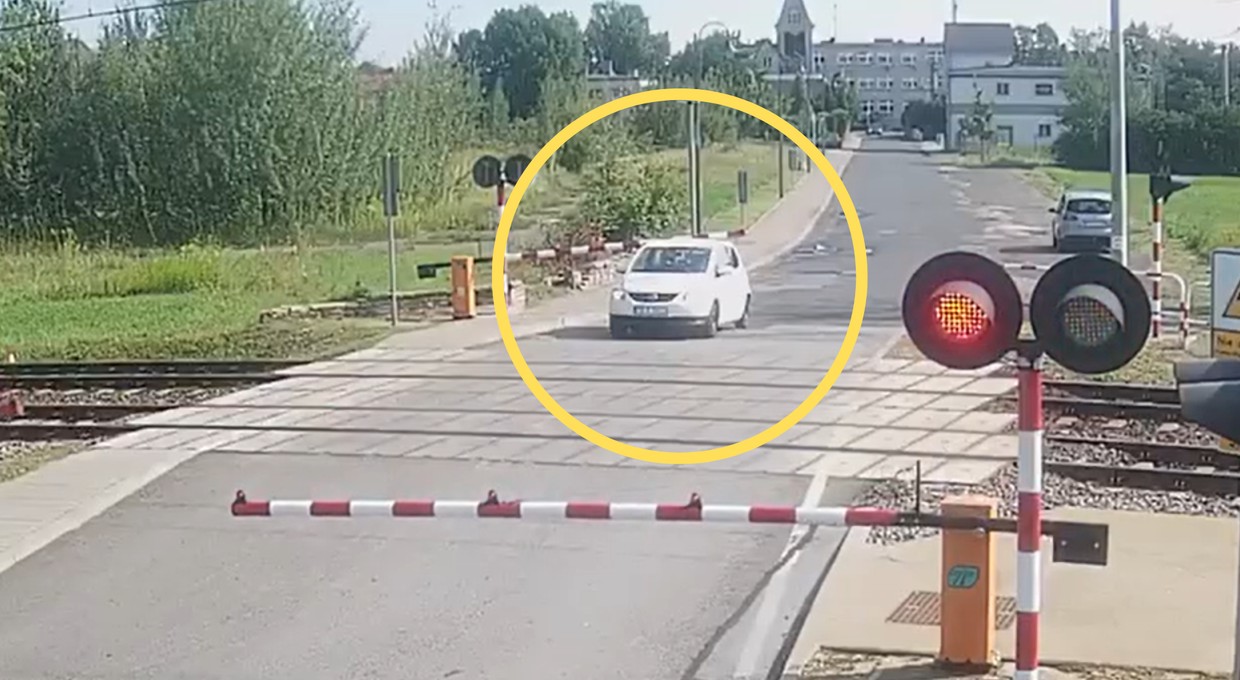 Wjechała pod rogatkę na czerwonym świetle. Przez 10 minut nawet nie wyszła z pojazdu