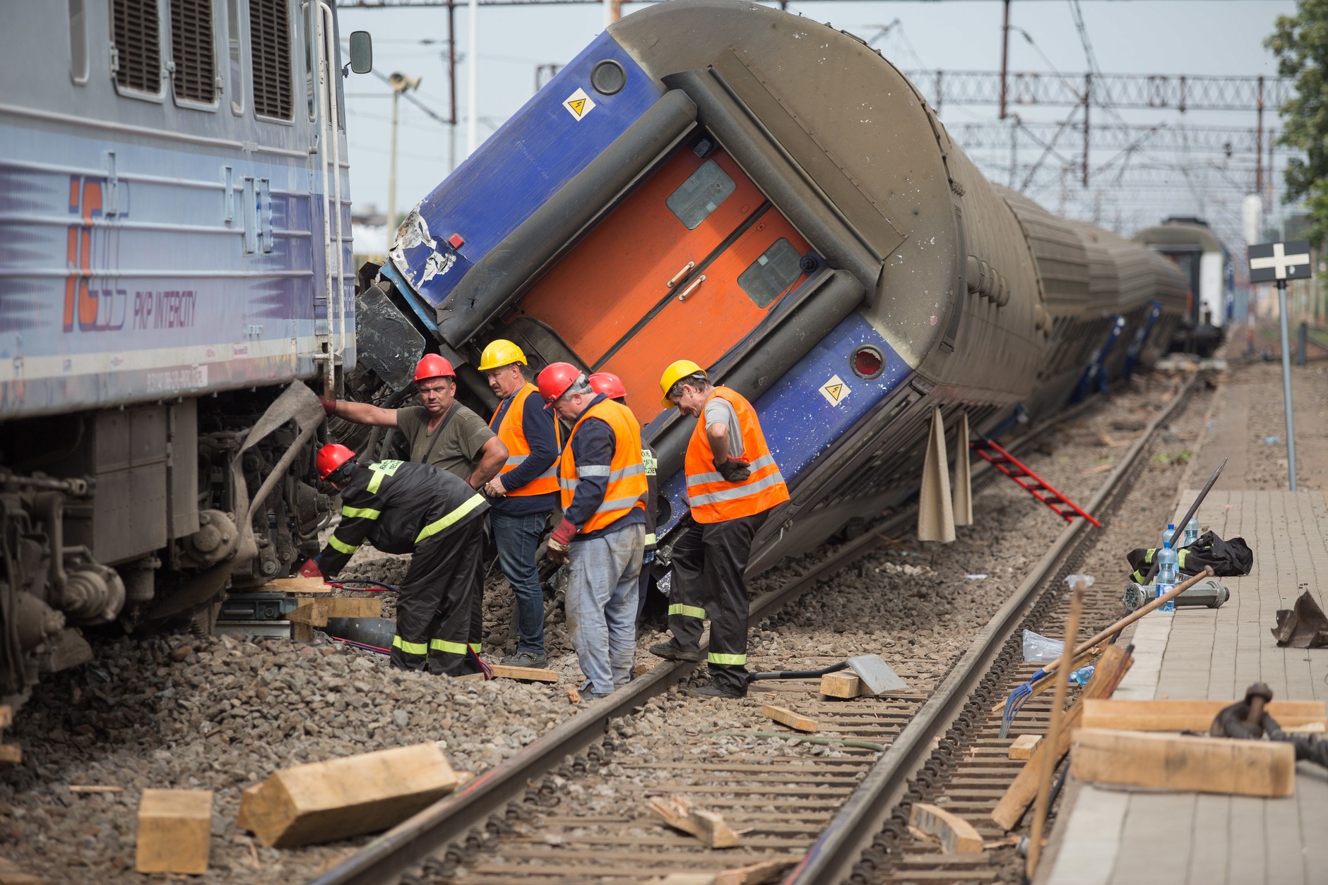 Usuwanie wagonów i naprawa 400 metrów torowiska trwała jeszcze kilka dni