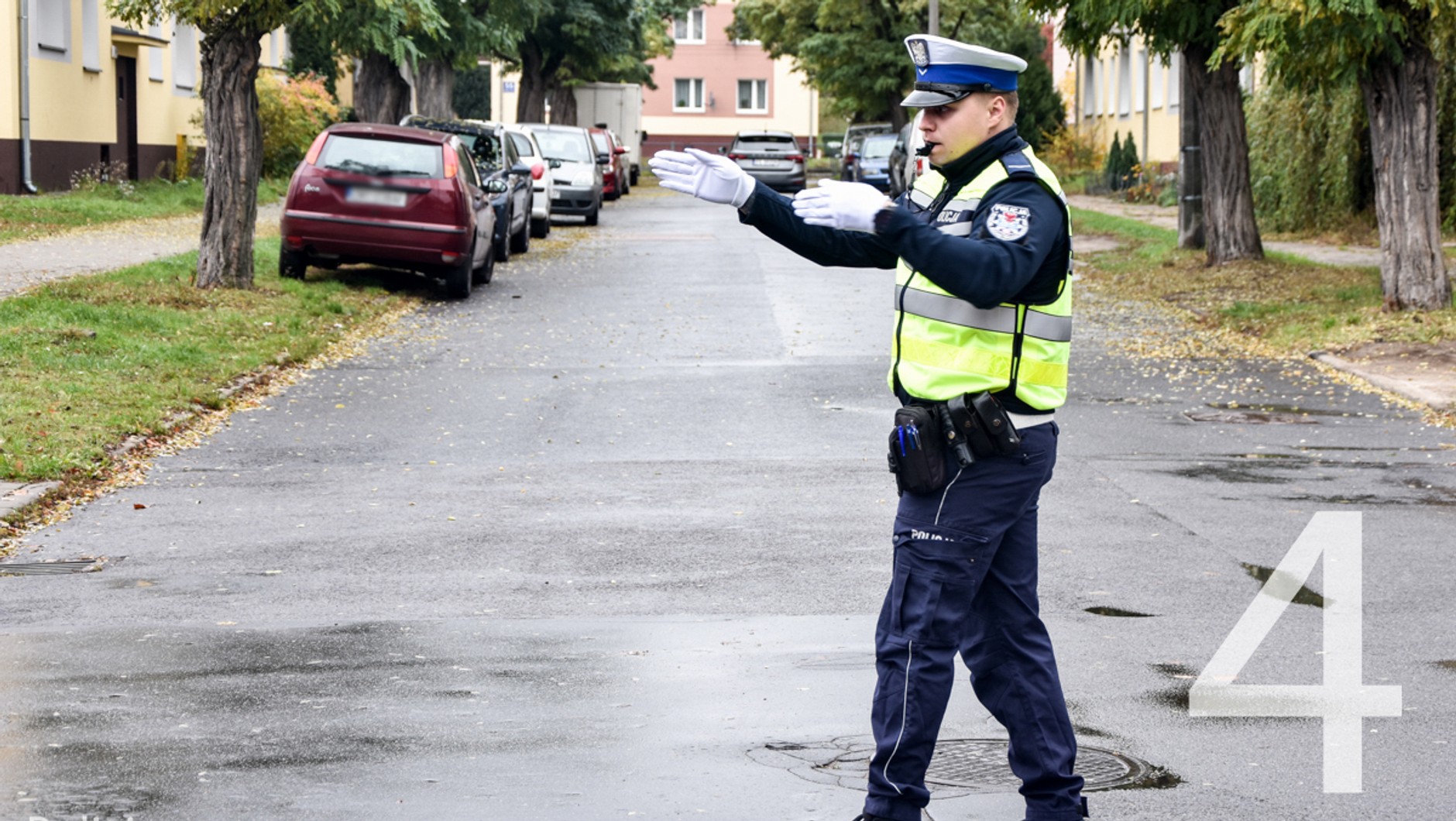 Policyjne gesty na skrzyżowaniu