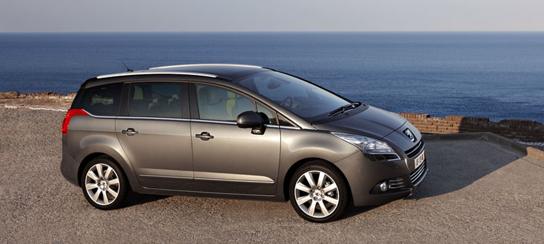 Peugeot: 5008 - duży, wygodny, nowoczesny, dla 5 lub 7 osób