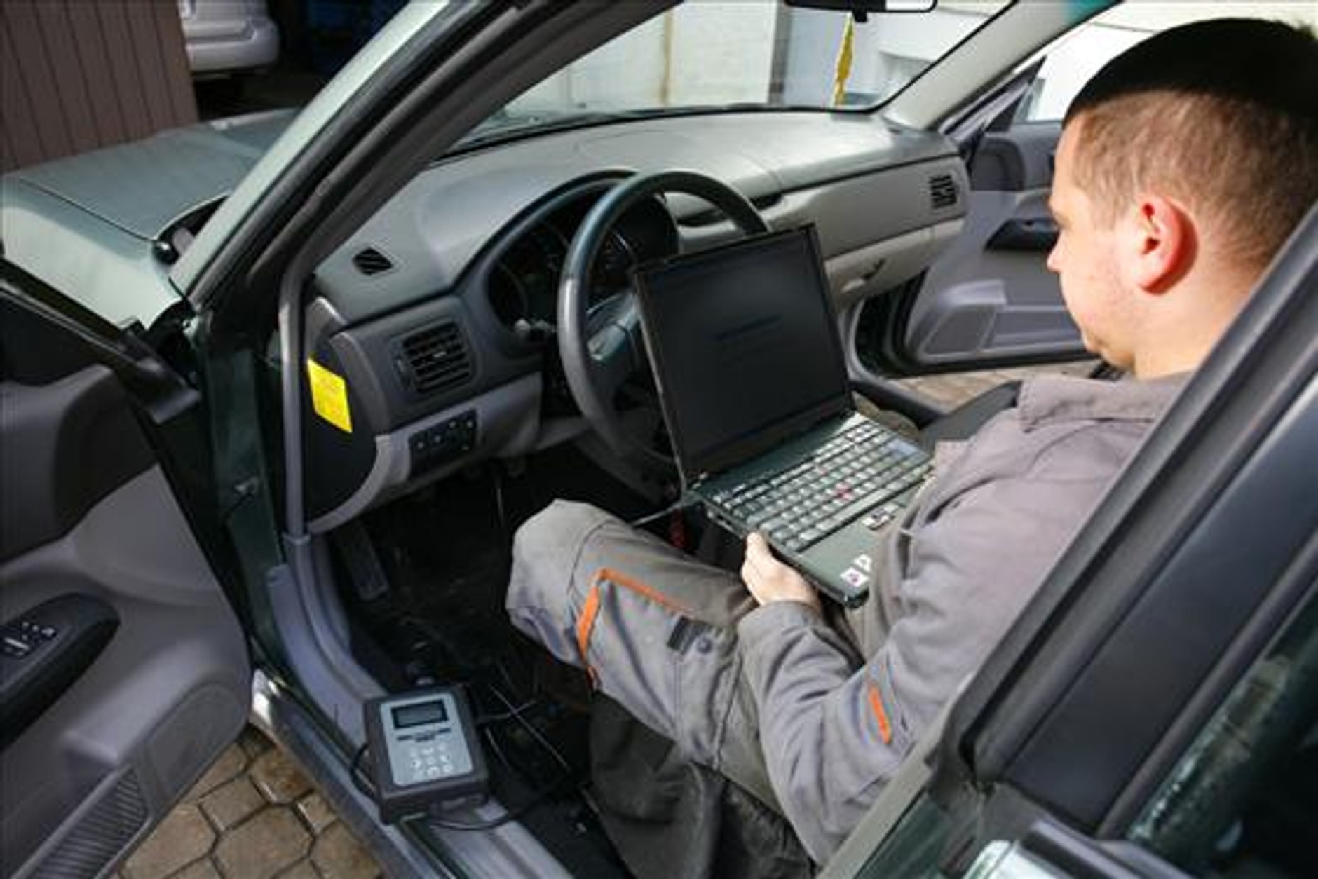 Kręcone auta w firmowych salonach