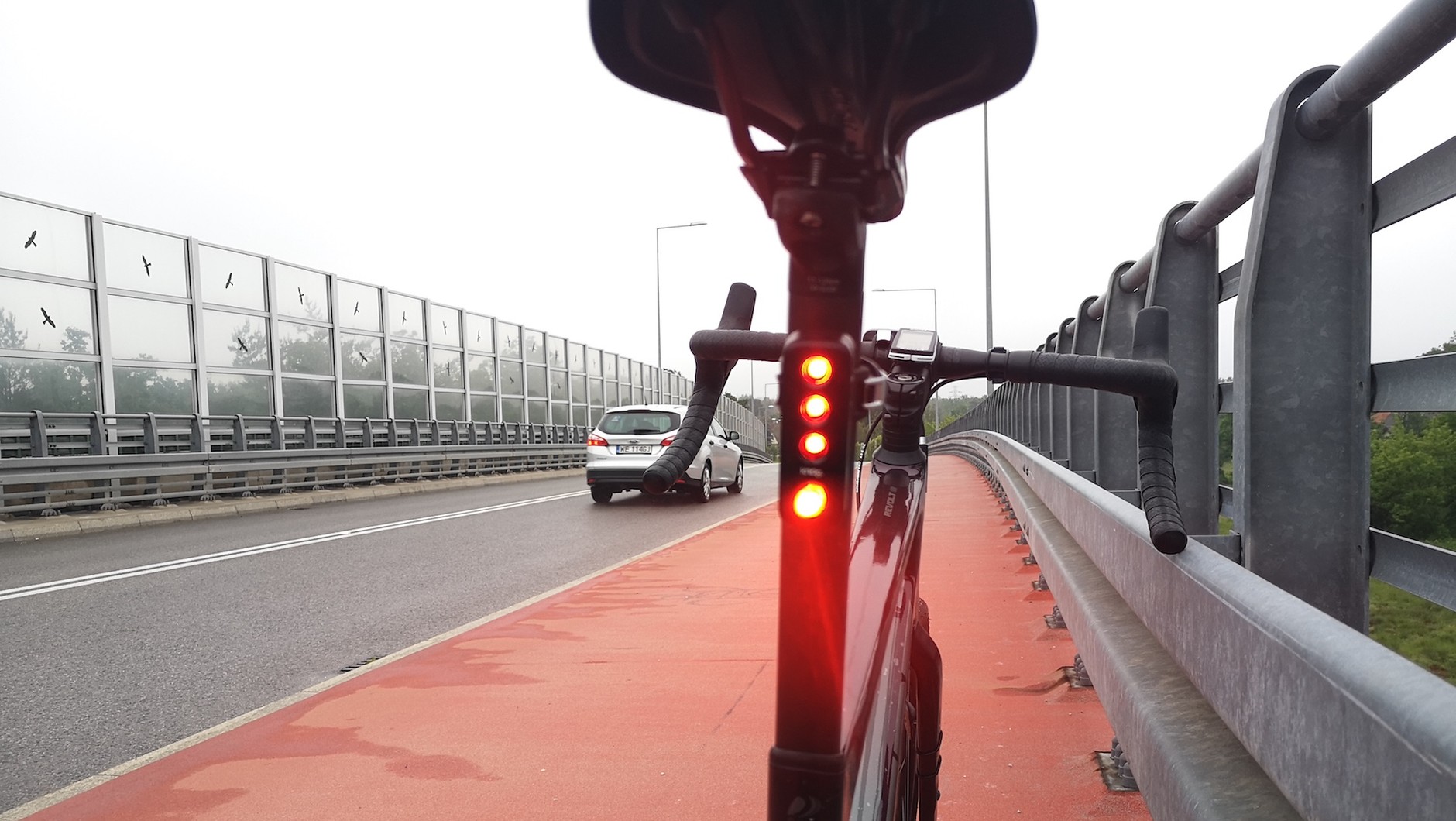 To jedna z mocniejszych lampek tylnych – emituje strumień świetlny do 70 lumenów. W dzień najlepiej widoczna jest w trybie migającym, ale w nocy – z uwagi na komfort i bezpieczeństwo innych uczestników ruchu (oślepia!) należy ją przełączyć na jeden z trybów stałych – słabszy do jazdy w peletonie, mocniejszy do jazdy solo.