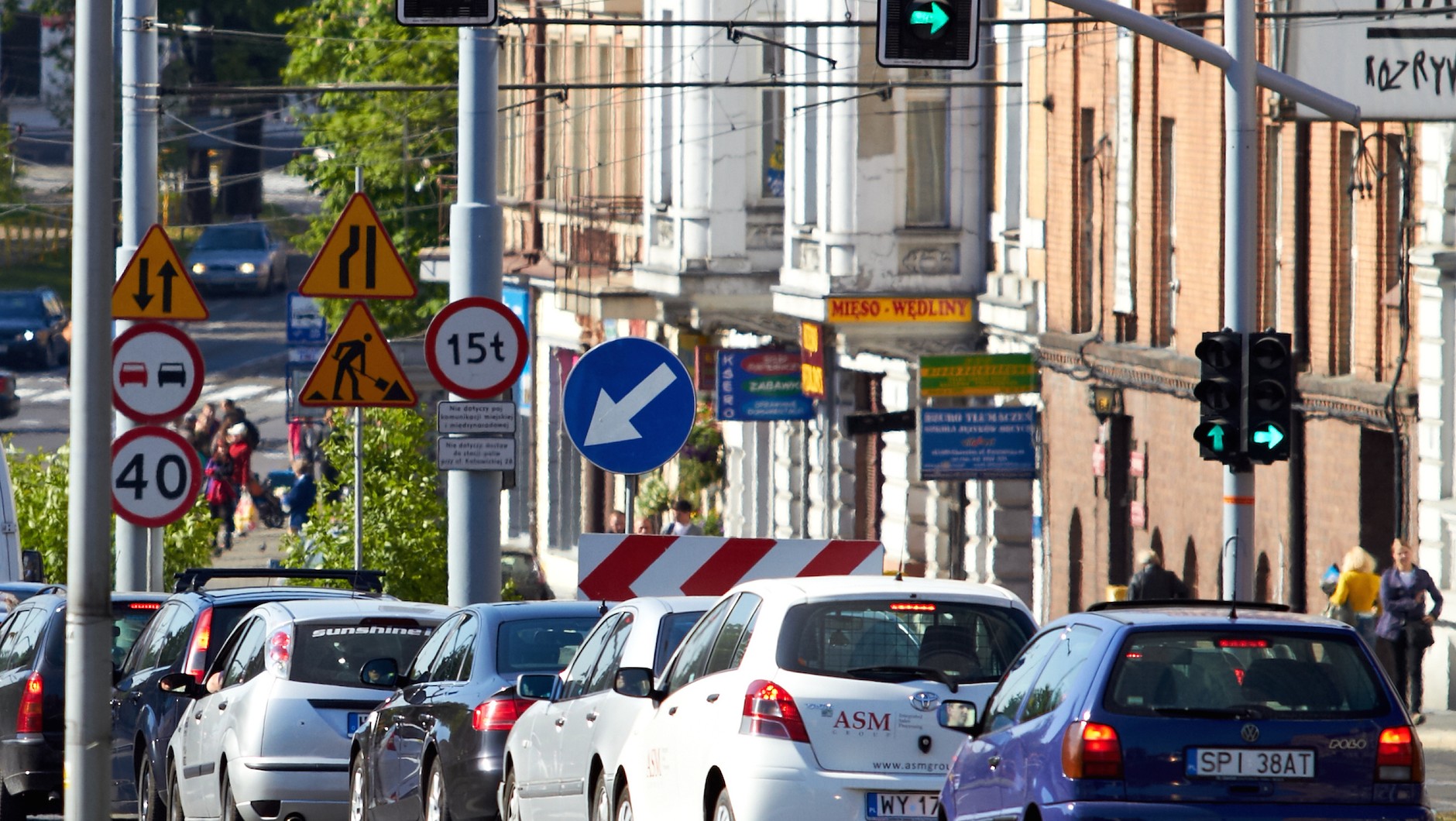 Remont czy przebudowa drogi plus zestaw reklam i szyldów: można dostać oczopląsu!